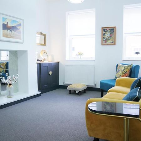 One Bedroom Luxury Ground Floor Apartment With Parking In Heart Holt Holt  Exterior foto