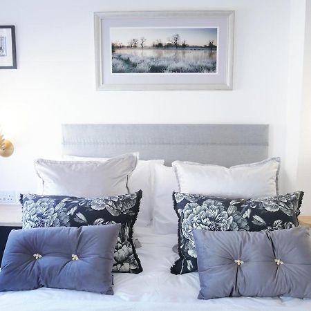 One Bedroom Luxury Ground Floor Apartment With Parking In Heart Holt Holt  Exterior foto