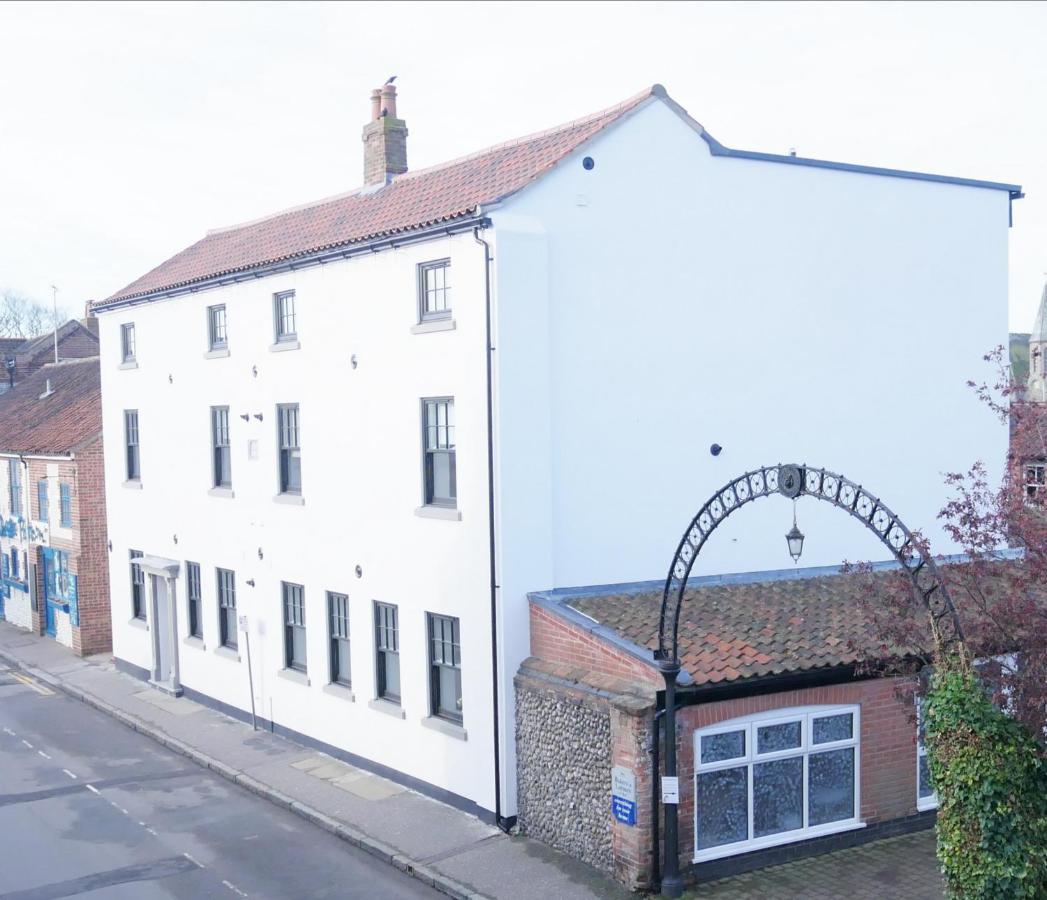 One Bedroom Luxury Ground Floor Apartment With Parking In Heart Holt Holt  Exterior foto