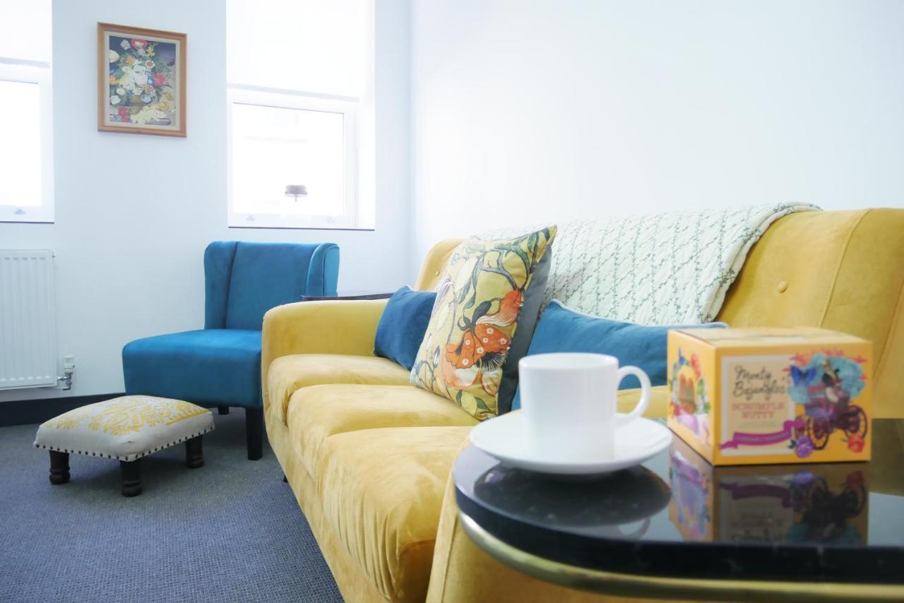 One Bedroom Luxury Ground Floor Apartment With Parking In Heart Holt Holt  Exterior foto