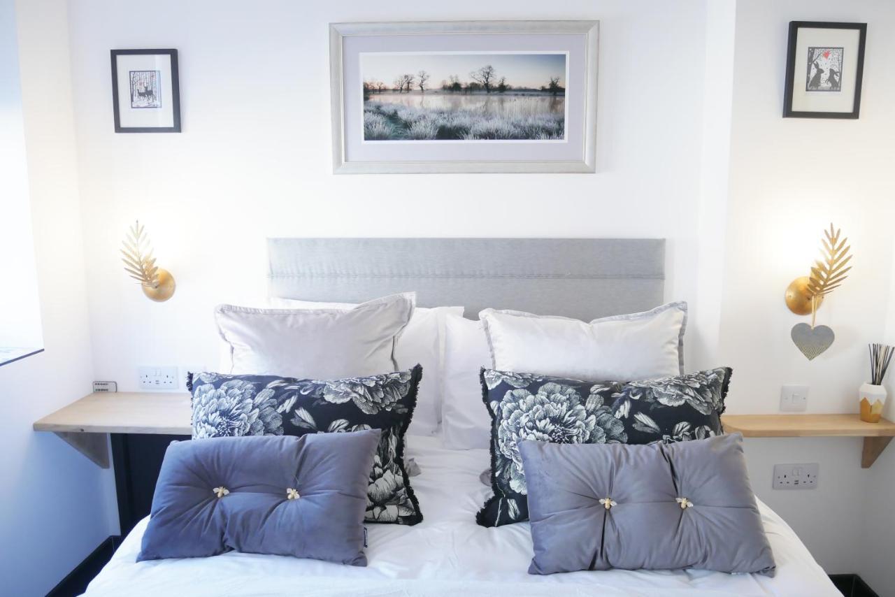 One Bedroom Luxury Ground Floor Apartment With Parking In Heart Holt Holt  Exterior foto