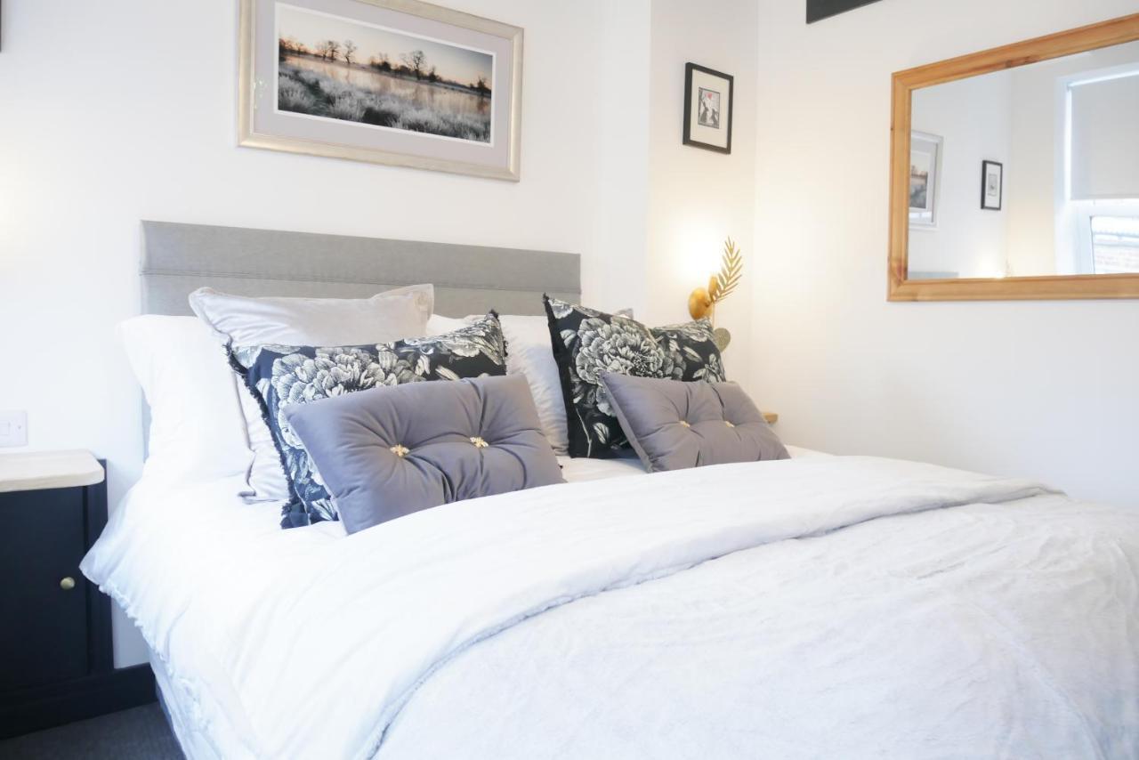 One Bedroom Luxury Ground Floor Apartment With Parking In Heart Holt Holt  Exterior foto